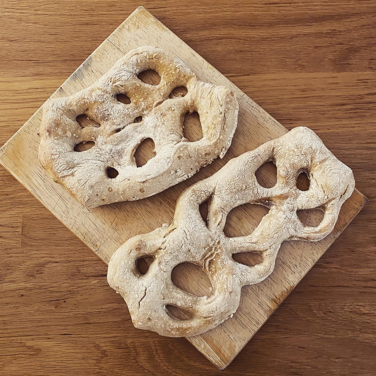 New style bread inspired by Christmas reading. 
Made by my husband, eaten by me. This is how we usually do it… although of course I had to share some. 😋😋 extra yummy treat - similar to ciabatta I would say. And was gone in about 10mins…

⠀⠀⠀⠀⠀⠀⠀⠀⠀⠀
⠀⠀⠀⠀⠀⠀⠀⠀⠀⠀
#plantbased #homecooked #homemade #crueltyfree #ahimsa #Vegan #veganlife #veganuk #vegangirl #veganlove #vegancommunity #govegan #veganfood #veganlondon #veganlondoner #bodyheartmind
